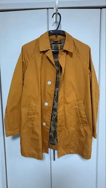 머스타드 컬러 버튼 부착 자켓