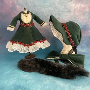 빅토리아풍 그린 컬러 드레스와 부속품