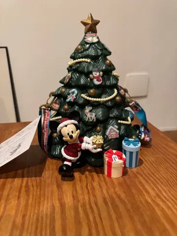 2025년판 미키마우스 산타의 크리스마스 트리