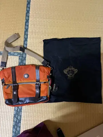 오렌지와 블랙 색상의 숄더백