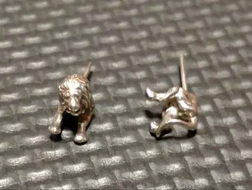 e.m. 실버 귀걸이 라이온 모티브