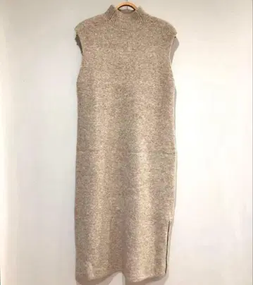 willfully high neck no sleeve knit OP