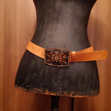 Streets Ahead. 오렌지 장식 버클 벨트.