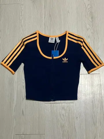 adidas 크롭 기장 헤이세이 갸루 핏 T셔츠 Y2K