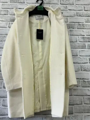 아이보리 플리스 후드 부착 롱 코트