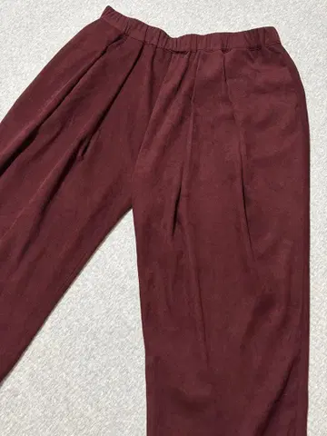 Libra Cue 리브라 큐 코쿤 실루엣 턱 팬츠