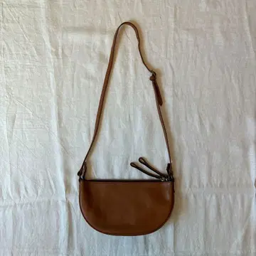 브라운 가죽 반달형 숄더백