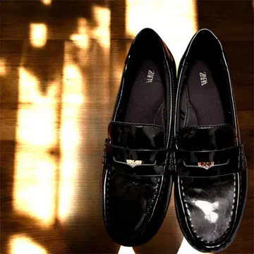 ZARA 블랙 에나멜 로퍼 새상품급