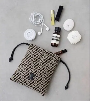 새상품급 IACUCCI 모노그랑마 파우치