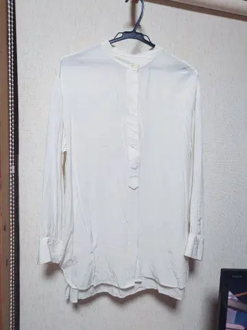 화이트 긴팔 버튼 프론트 셔츠