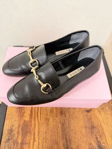 새상품급! 이번 시즌 구매! Diana 인기 로퍼!