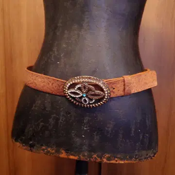 Streets Ahead. 브라운 장식 버클 벨트 117cm.