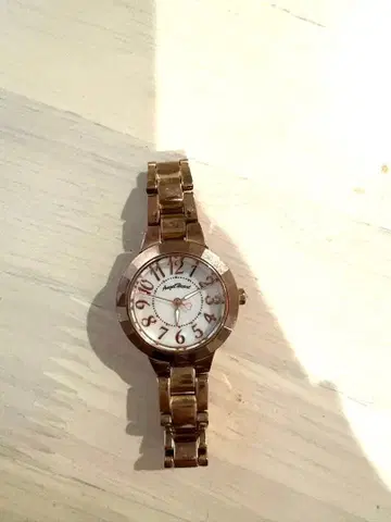 골드 아날로그 시계 화이트 다이얼