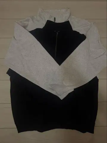 그레이와 블랙의 하프 지퍼 맨투맨