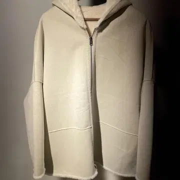 후드 부착 크림색 무스탕 코트