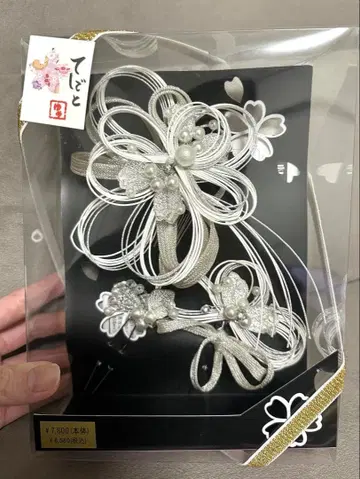 화이트 꽃 모티브 머리 장식