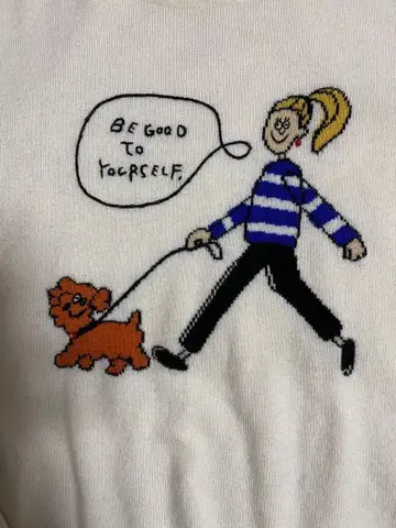 개 산책시키는 여성 자수 니트 스웨터