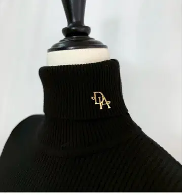 디안테 DA 로고참 터틀넥 니트 블랙