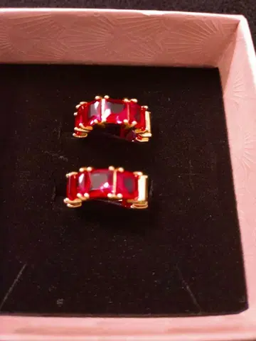 빨간색 스톤이 달린 루비풍 귀찌