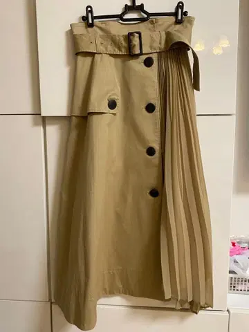 SNIDEL 베이지 한쪽 플리츠 플레어 스커트