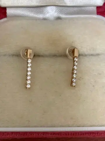 K10 스톤 부착 스트레이트 바 형태 귀걸이