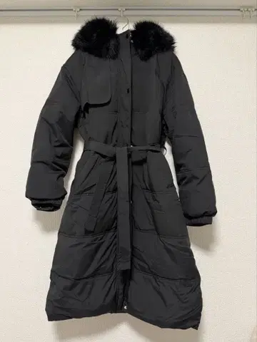 퍼가 달린 롱 다운 코트