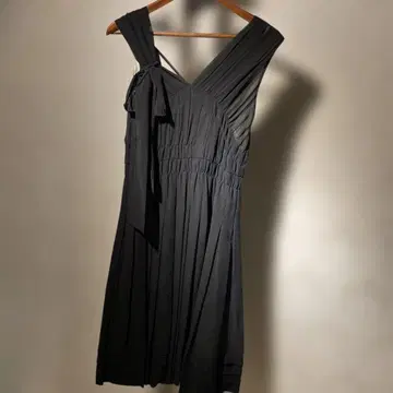 블랙 플리츠 드레스 한쪽 어깨 리본