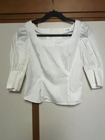 DEICY 백 버튼 퍼프 슬리브 블라우스