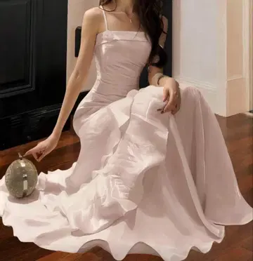 핑크 프릴이 달린 롱 드레스