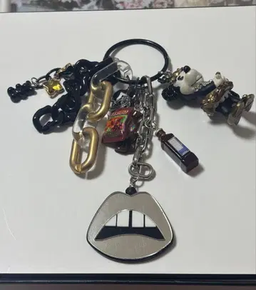 유니크한 입 모양 참 포함 키링