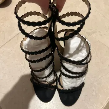 반짝이는 블랙 스트랩 하이힐