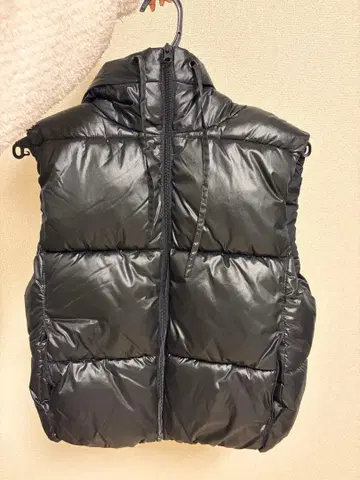 H&M 블랙 후드 부착 다운 베스트