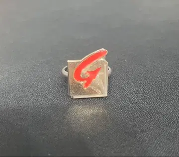 빨간색 G 로고 반지