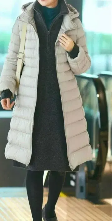 유니클로 2024년 울트라 라이트 다운 롱 코트 베이지 L 사이즈