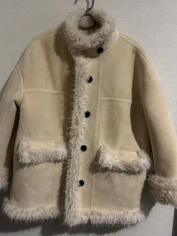 무스탕 코트 크림색 퍼 포함 (최종 가격 인하)