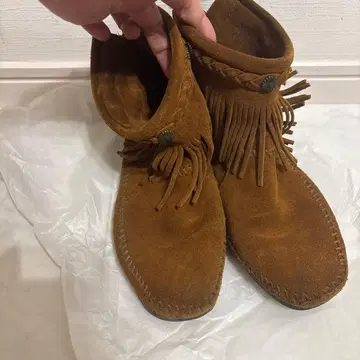 [ 미네통카 ] 프린지 장식 스웨이드 모카신