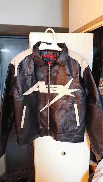 가죽 블랙 자켓 A 로고 포함