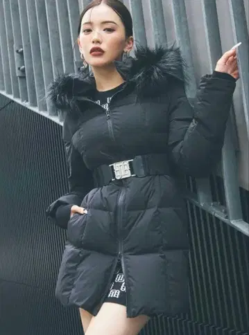 후드 부착 블랙 다운 자켓