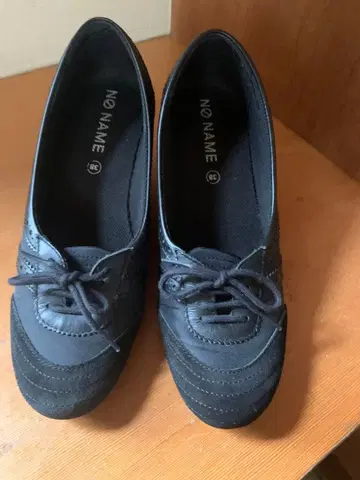 NO NAME 블랙 웨지힐 펌프스