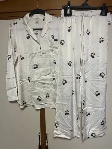 gelatopique 어반 체리 패턴 새틴 셔츠/롱 팬츠