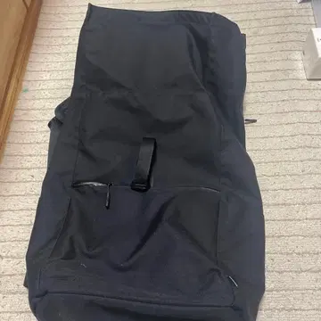 블랙 프론트 포켓 부착 백팩