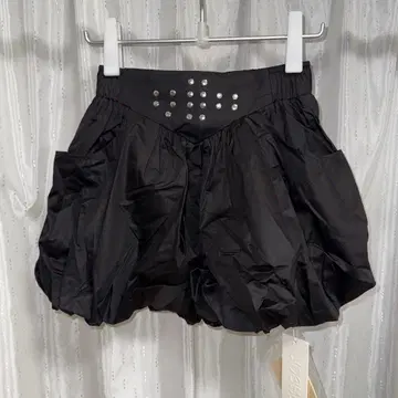 블랙 플레어 스커트 스터드 장식