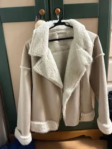 베이지 플리스 무스탕 코트