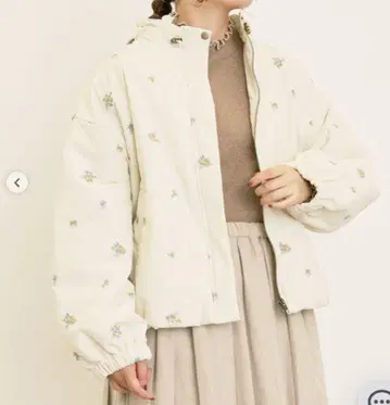 작은 꽃 총 자수 패딩 자켓 사만사 모스모스 아이보리