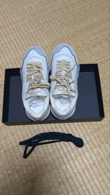 Theory 화이트 그레이 가죽 스니커즈