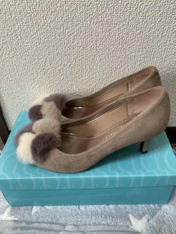 다이애나 퍼 포함 베이지 스웨이드 펌프스 새상품급 23cm