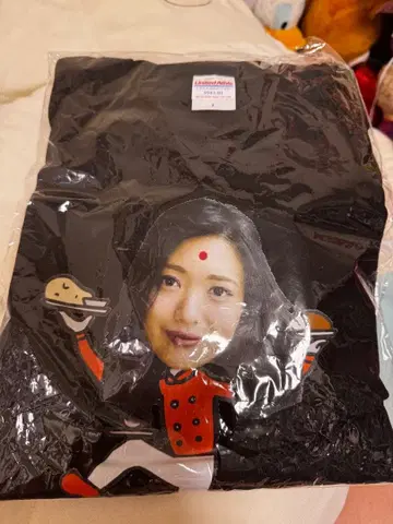 키타리에 카레 블랙 T셔츠