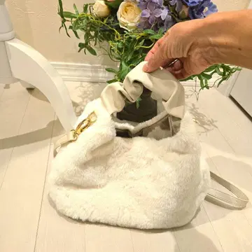 미사용 새상품 화이트 복슬복슬 퍼 숄더백