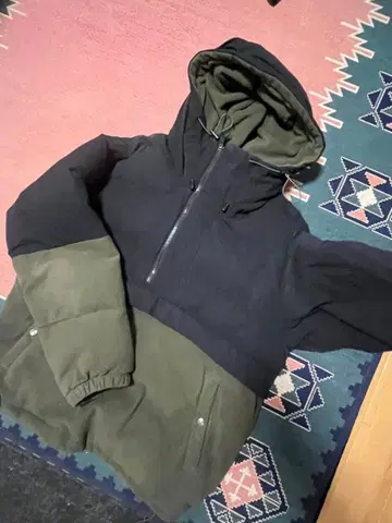 후드 부착 다운 자켓 블랙과 올리브 그린