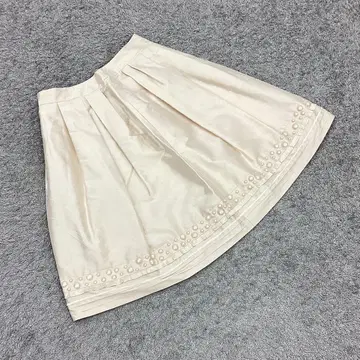 투 비 시크 플레어 스커트 무릎 기장 펄비즈 장식 아이보리(42)